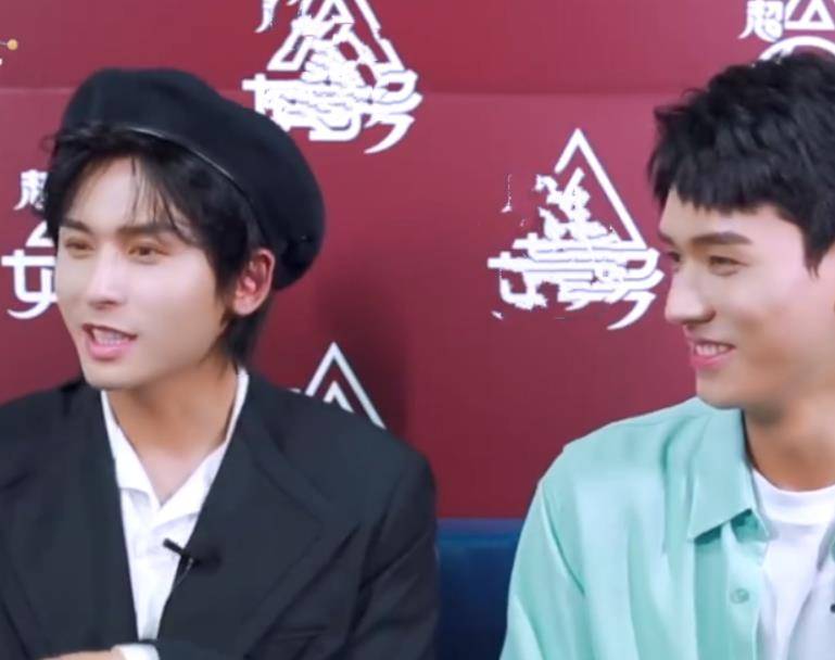 龚俊张哲瀚同框接受采访,看到他们的举动,羡慕了