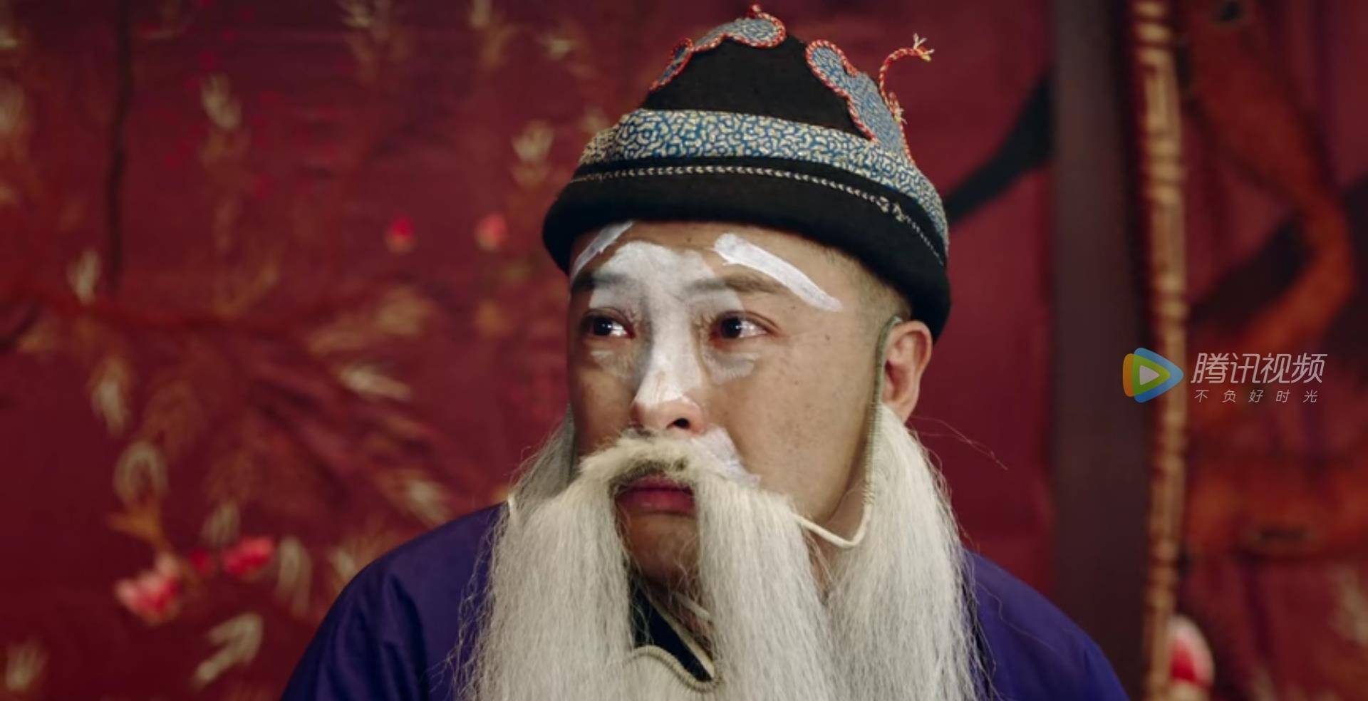 《东四牌楼东》,皇上出场自行车绕紫禁城,前一分钟还王爷福晋贝勒陪着