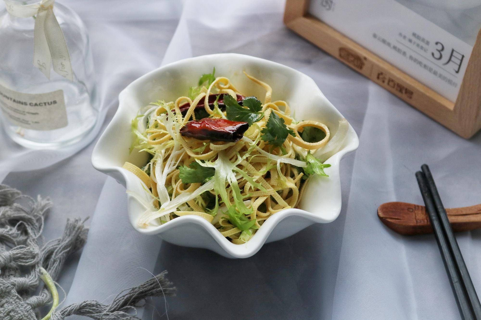 【凉拌豆腐皮】食材:豆腐皮2张,香菜2棵,苦菊1棵,干辣椒2个,油1勺,盐2