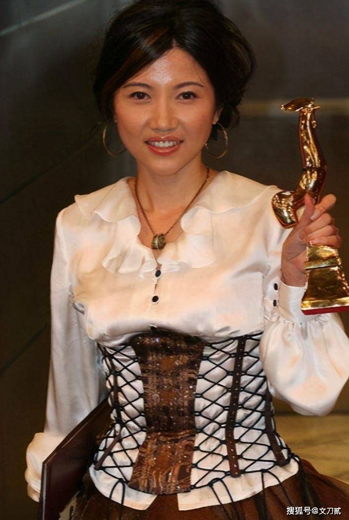 让倪萍落泪,被称为中国最牛演员,8夺影后却无戏拍,48岁还未婚_颜丙燕