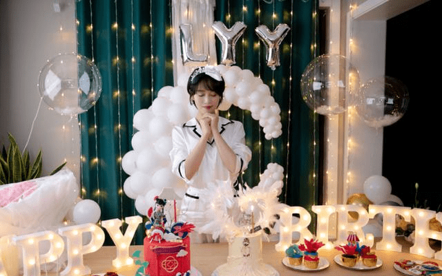 蓝盈莹晒生日照,桌上的蛋糕成亮点,看清款式:原谅我没见过世面