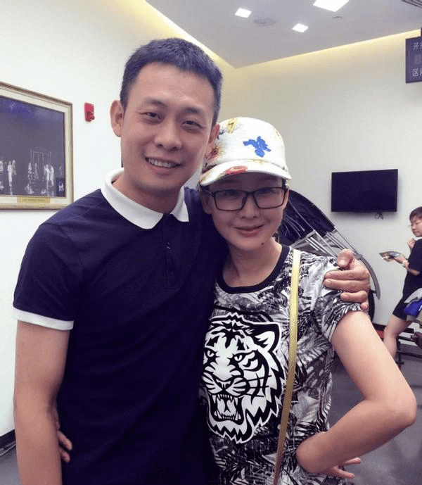 孙楠前妻晒吴孟达合照买红妹穿衣朴素太淑女剪短发反而变时髦