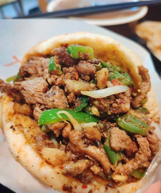 原创许昌火了30年的孜然夹馍,15元1个羊肉给得多,凌晨3点挤满人