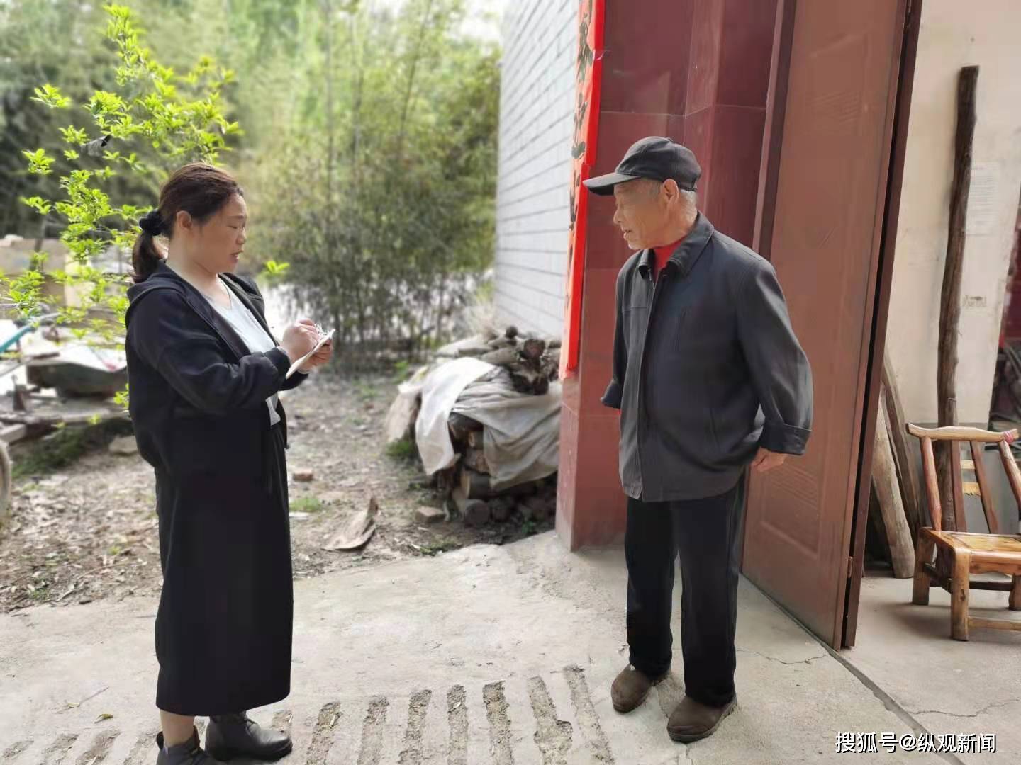 内乡县七里坪乡学党史厉行访农户问计