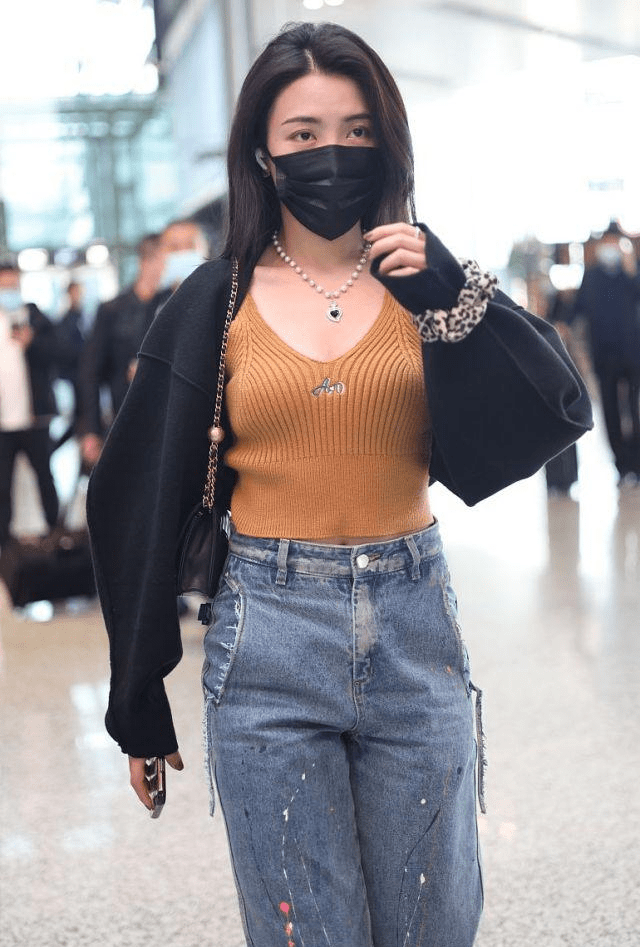 的是特别的不错,戴萌走路的时候非常的有气势,戴萌脚上穿这款黑色的高