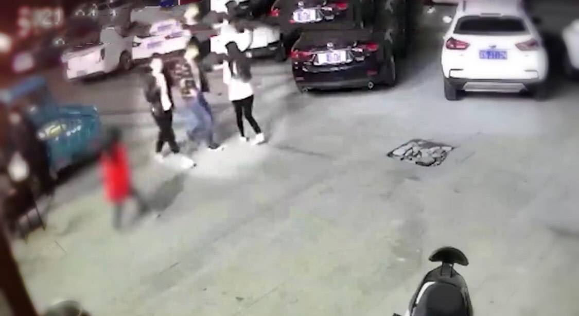 男子调戏女子持凶追其丈夫 打完逃离现场视频曝光令人唏嘘