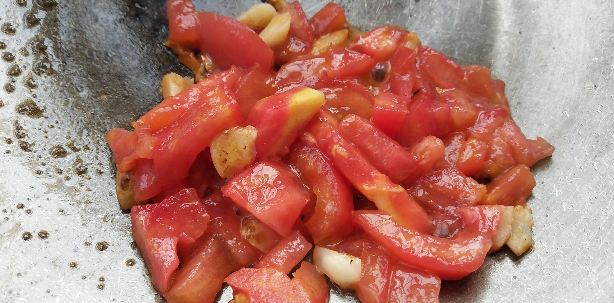 待西葫芦炒至断生,再加入极少白糖提鲜,白糖也可以中和西红柿的酸度