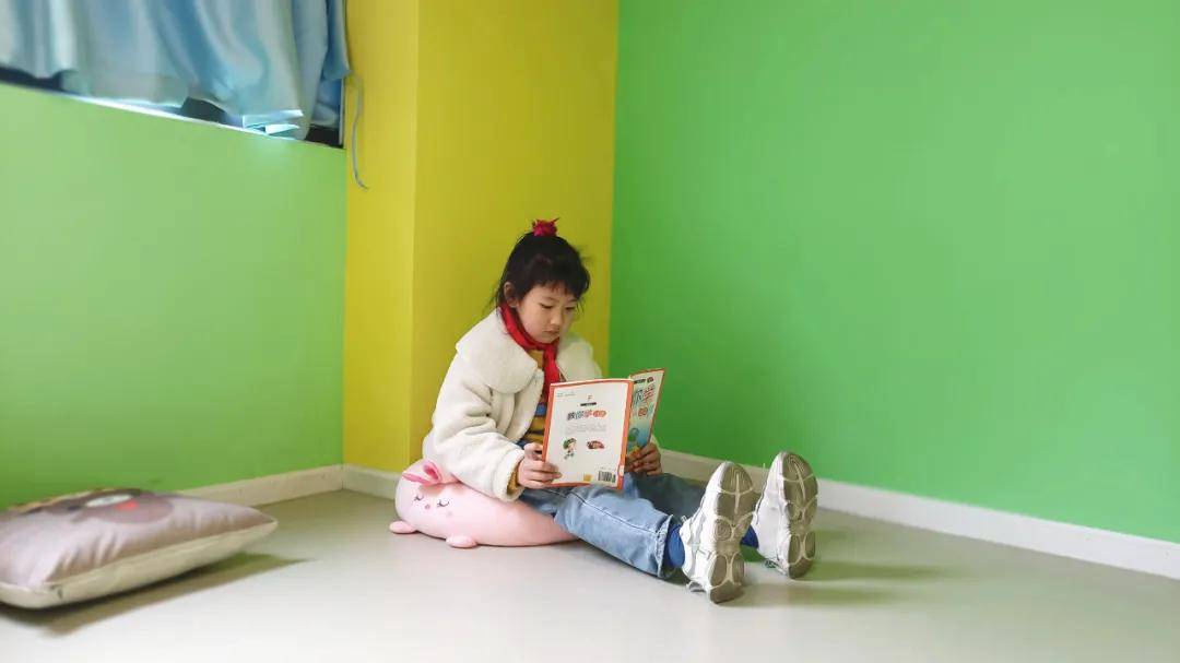 小小的身影,徜徉于林立的书柜前,或踮起脚尖儿,或半蹲下,寻找着,挑选