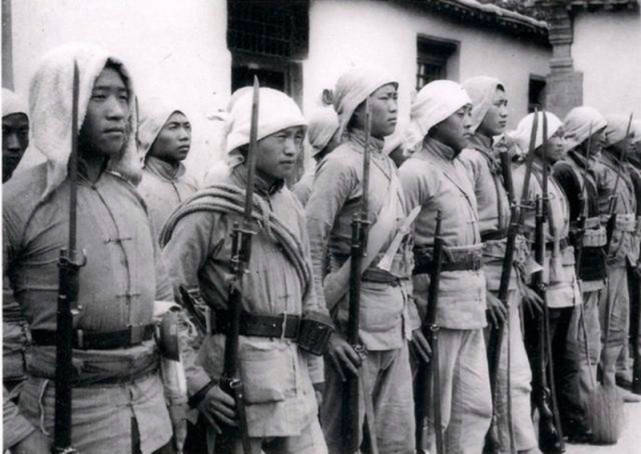 因为家乡周围只有八路军,张庆荣直接加入八路军,成为八路军战士.