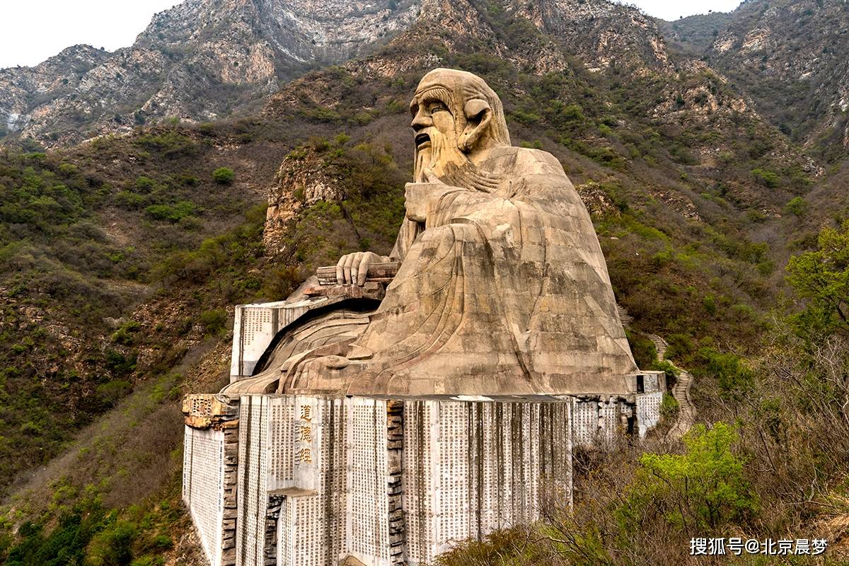 在崇山峻岭之中的圣莲山,被誉为京都第一奇山,也被大家称名山.