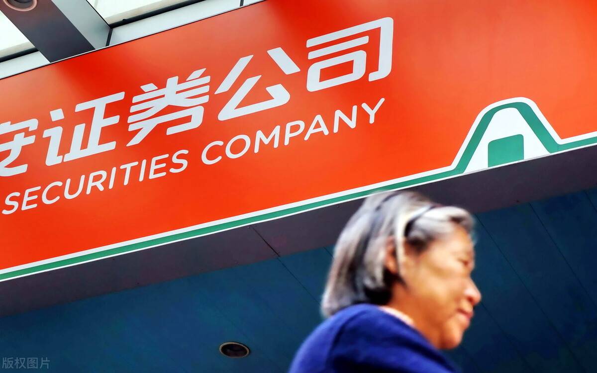 安信证券行业首席分析师朋友圈自曝年薪2000万,卖方分析师薪水到底有多高?_苏铖