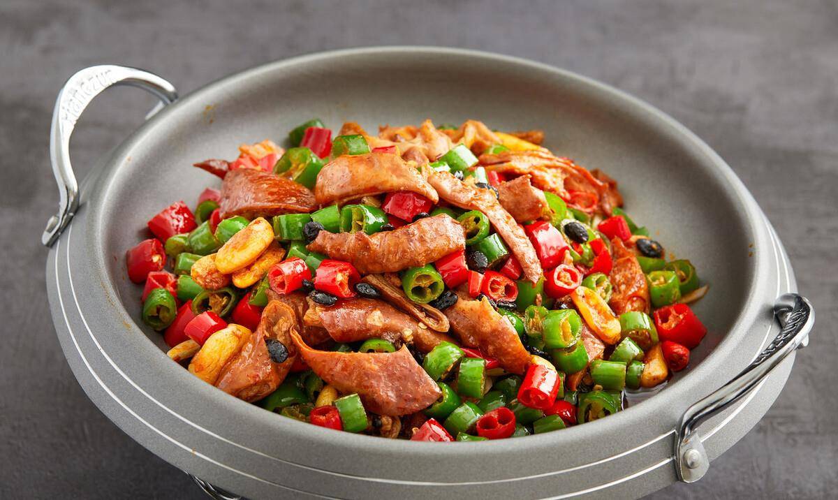 点缀,颜值高味道好,煸好的肥肠趁热食用,麻辣干香爽脆,是道下酒的好菜