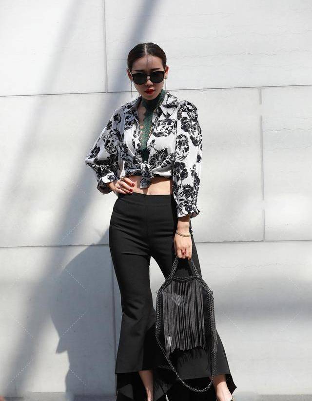 夸张喇叭裤搭配印花雪纺衫,个性别致,性感霸气的女强人穿搭