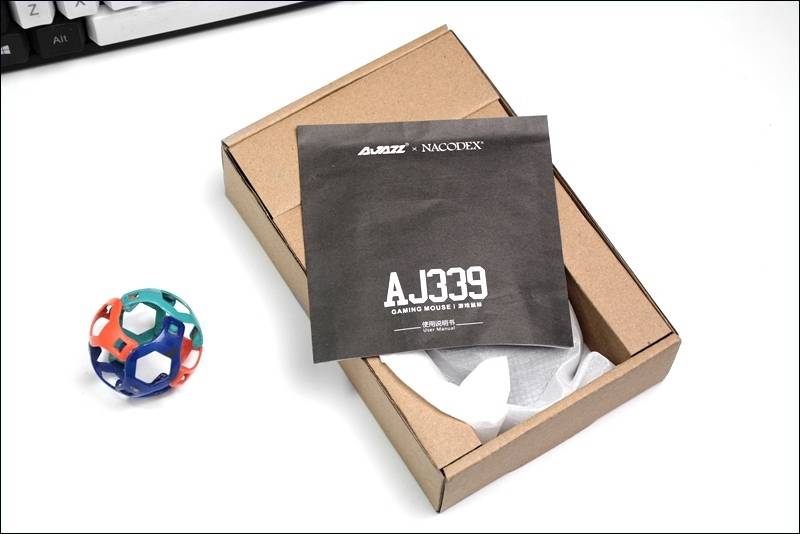 将北京鸟巢元素融入鼠标，这款轻量化设计的洞洞鼠有点不一样