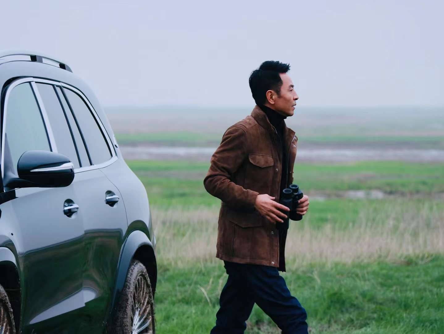 原创国民大叔郭晓峰写真系列之三草原上的远行者