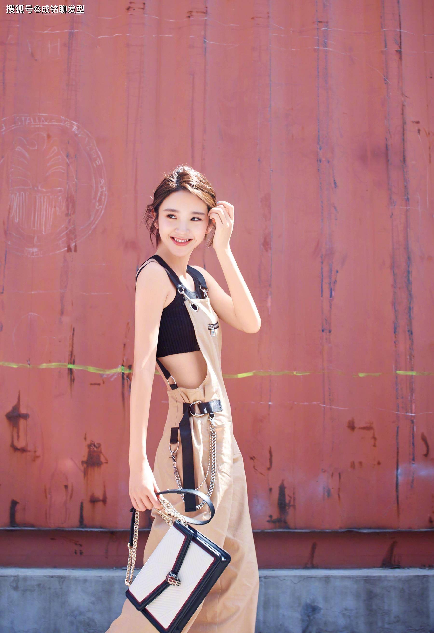 原创唐艺昕齐脸木马烫超时尚牛仔外套配针织半身裙减龄女人味十足