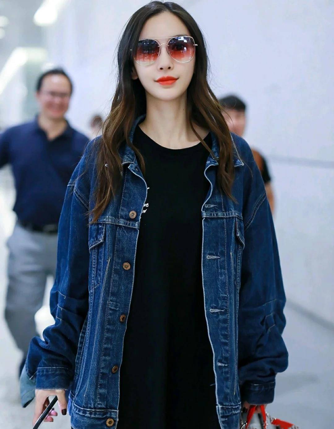 机场的杨颖神似芭比尽显肤白大长腿网友美白用过头了吧