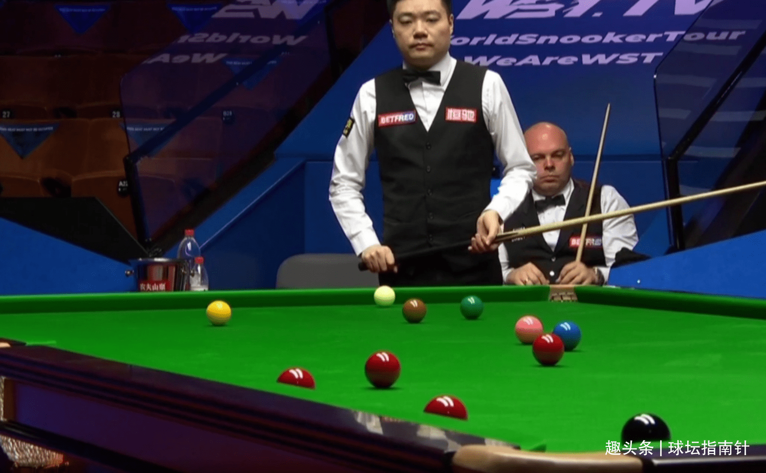 9-10功亏一篑!丁俊晖决胜局惨遭宾汉姆绝杀,首轮出局虽败犹荣