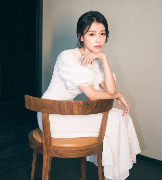 孙怡穿红色上衣配百褶裙,秒变女王,腰带更是神助攻