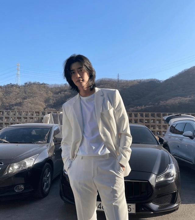 李钟硕久违露面大变样留长发穿西装更瘦了扎丸子头惊艳不少