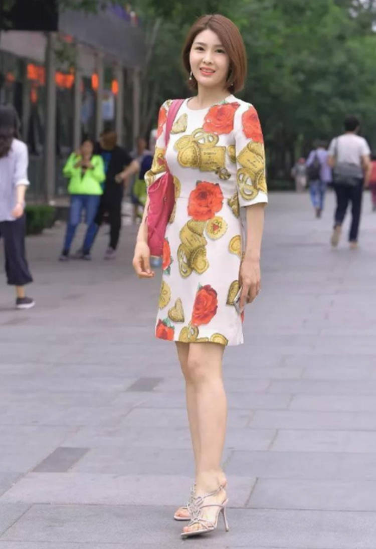 多穿印花连衣裙极简风是一种简约不简单的风格,这种风格可以运用在多