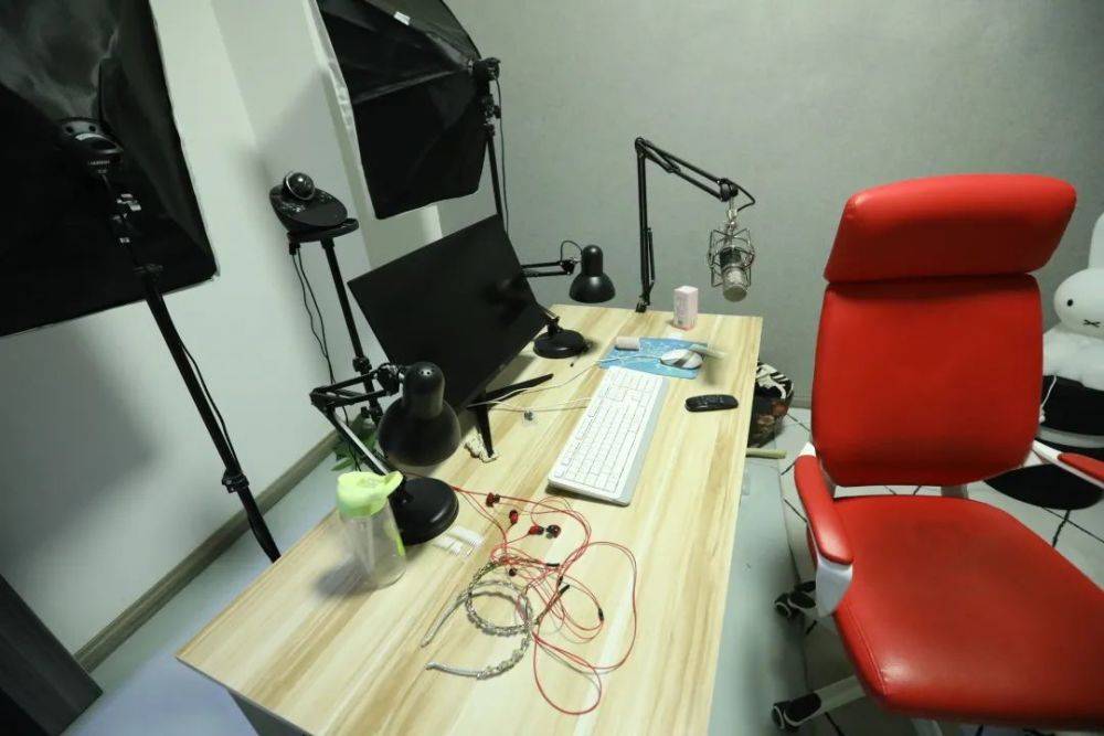 秀洲男子含泪控诉我被网红女友拉黑了民警已抓回15个女友