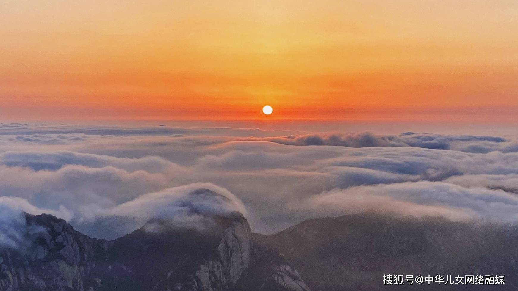 4月22日,西岳华山雨过天晴,迎来难得一见的云海日出景观.