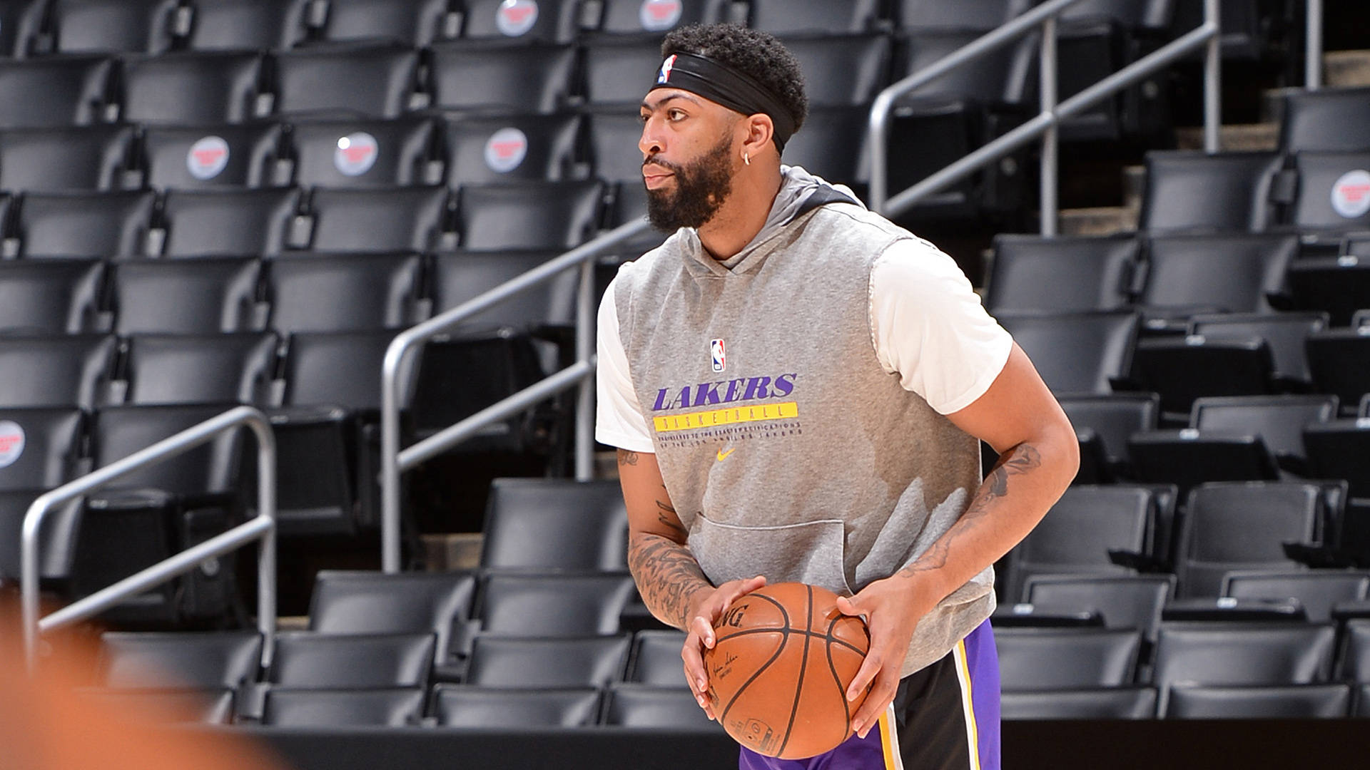 湖人3消息美媒曝浓眉复出在即官推晒训练照老詹谈删推原因