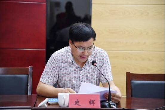 南阳师范学院招生就业处副处长史辉向在场大学生代表详细介绍了siyb