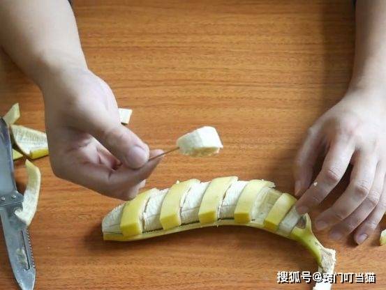 如何正确的剥香蕉 ee657bd830034105b7ed6e33908a4767.jpeg