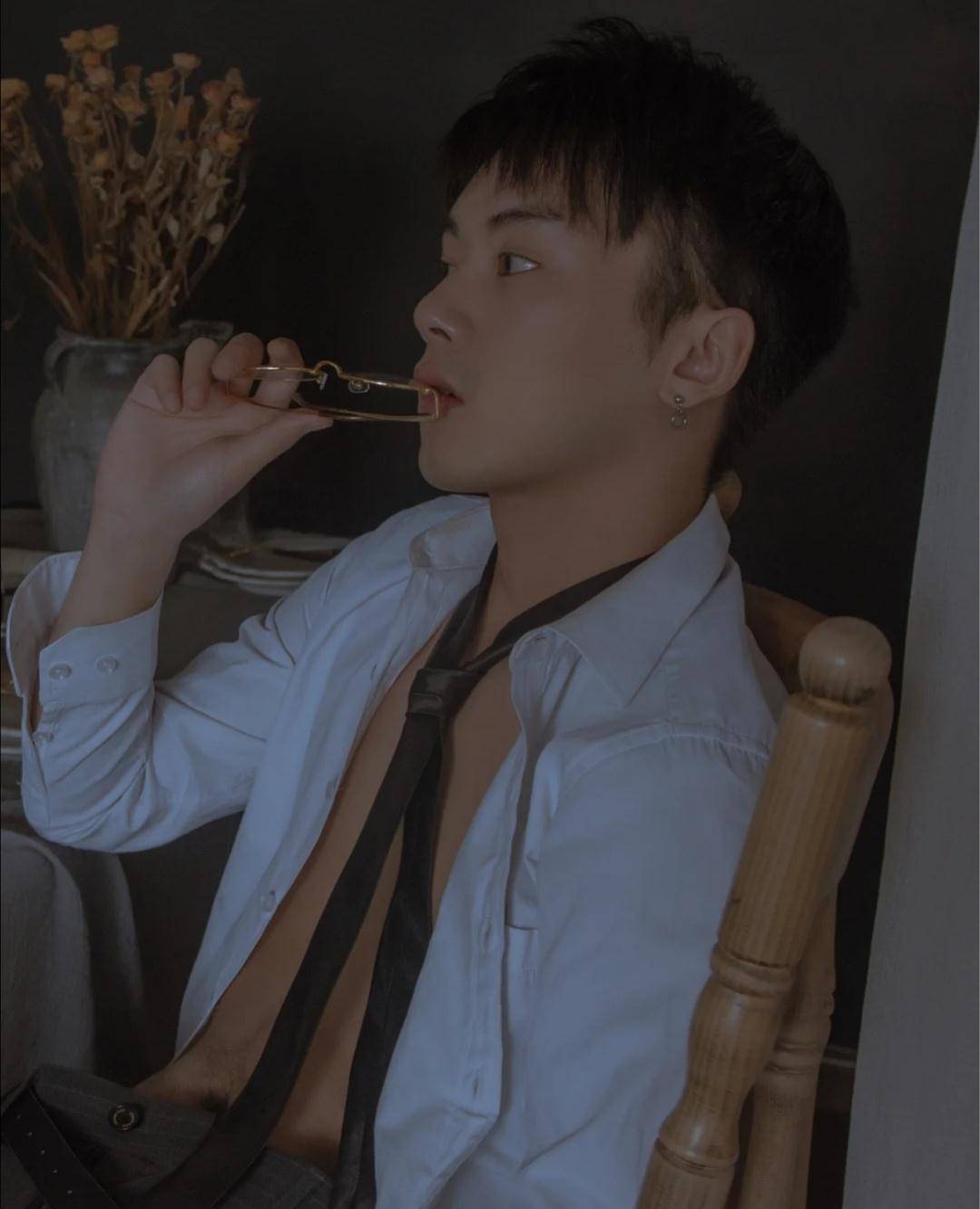 原创斯文帅气戴着眼镜的小奶狗白衬衫黑领带更显气质魅力范十足