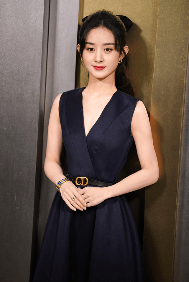 冯绍峰前妻穿背带裙真美看着像没毕业的大学生颜值身材双在线