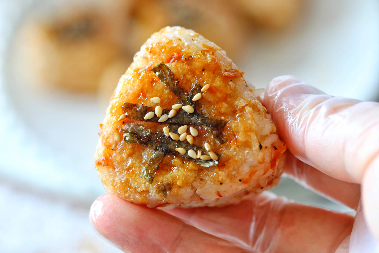 天气暖和,郊外野餐必备自制饭团,外面脆脆的特别香,全家都喜欢_白芝麻