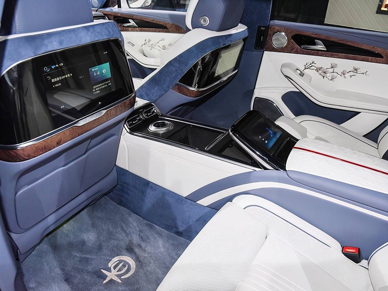 红旗h9 白玉兰版的座椅布局为2 2座,特别是后排的那两个大沙发舒适度