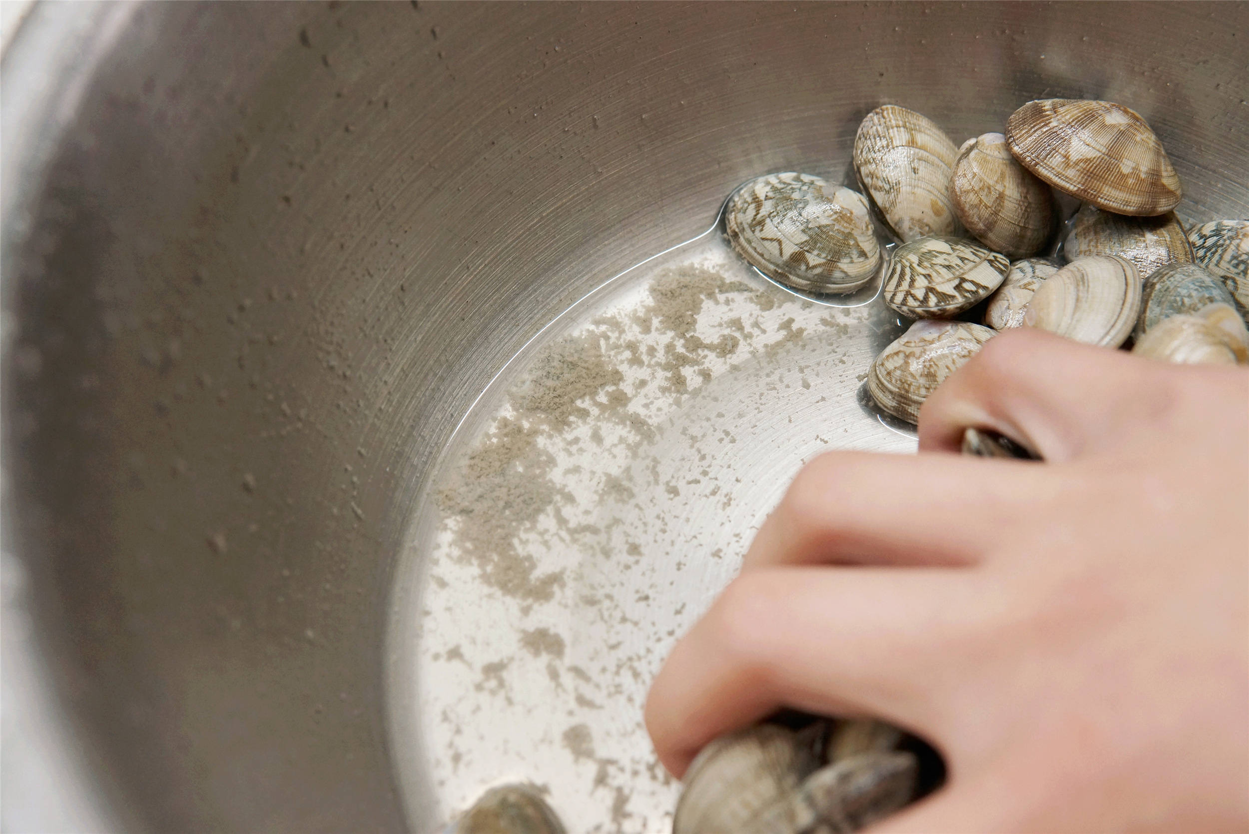 花甲吐沙跟老渔民学了一招不用油不用盐简简单单吐干净