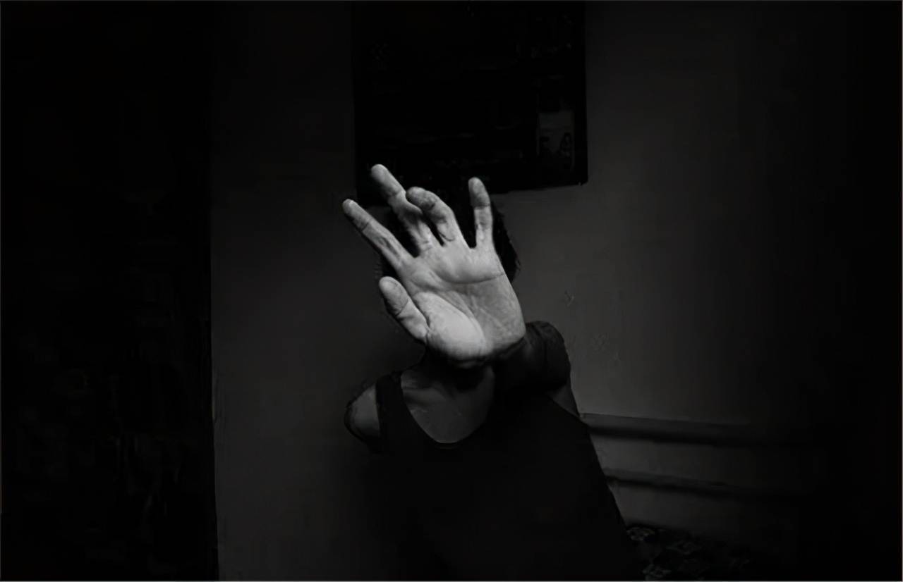 他杀人后畏罪潜逃16年被抓时已成寺庙高僧拍照从不敢露正脸