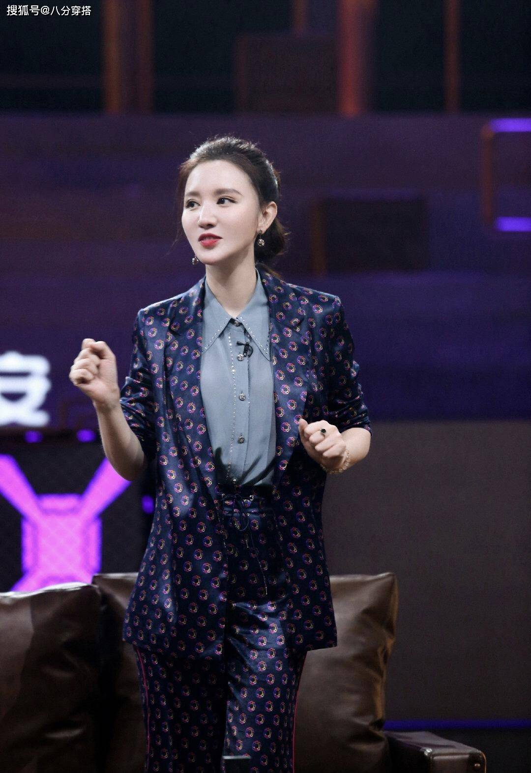 谢杏芳真会穿一身印花西装干练知性178cm身材不输超模