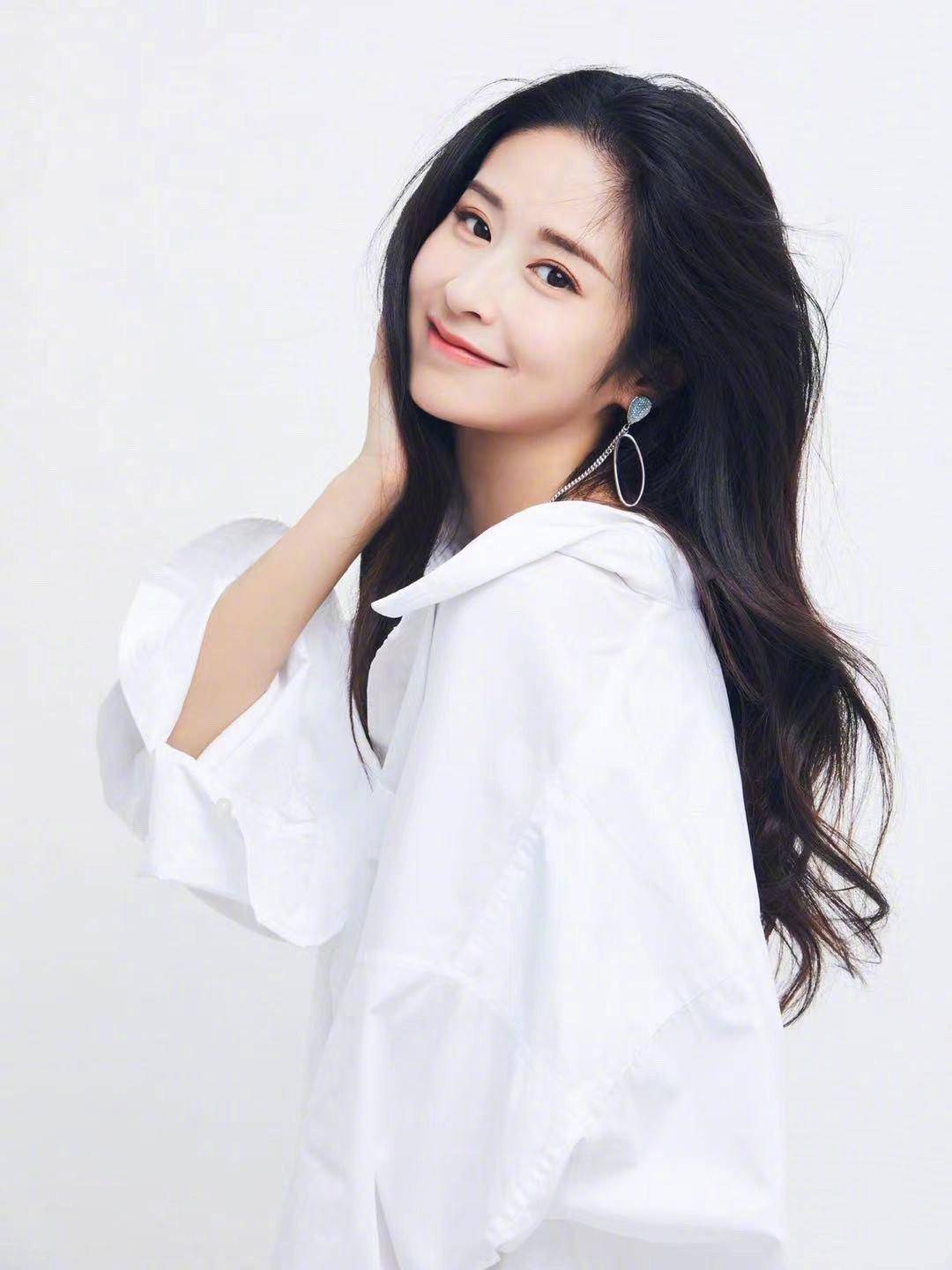 原创白衬衫成女明星常穿单品!颖儿穿它拍片打造慵懒感,还秀精致锁骨