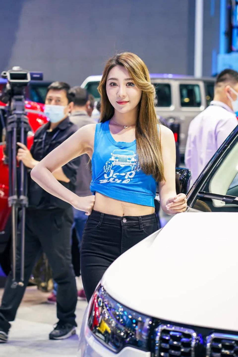 点击进入看图评论 图赏:上海车展上的车模小姐姐们(图18)