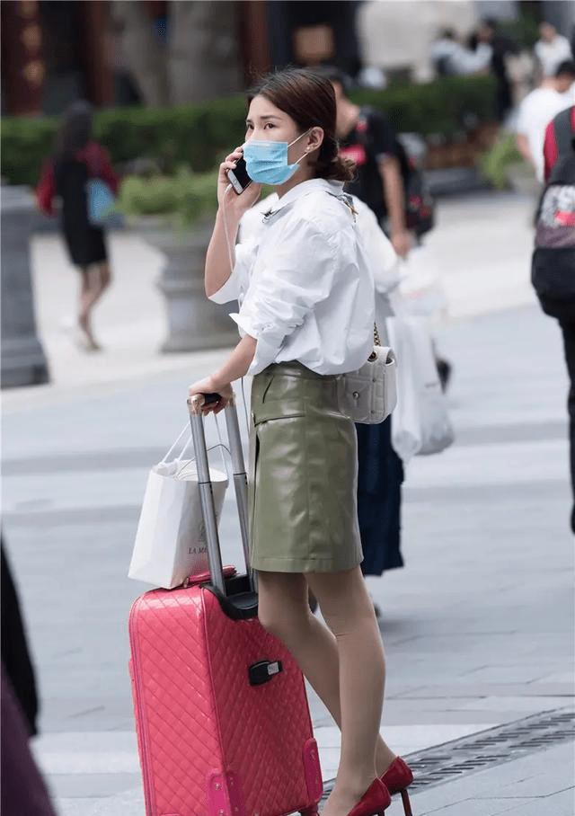 穿红色高跟鞋搭配衣服,一定不能是运动风格的衣服.