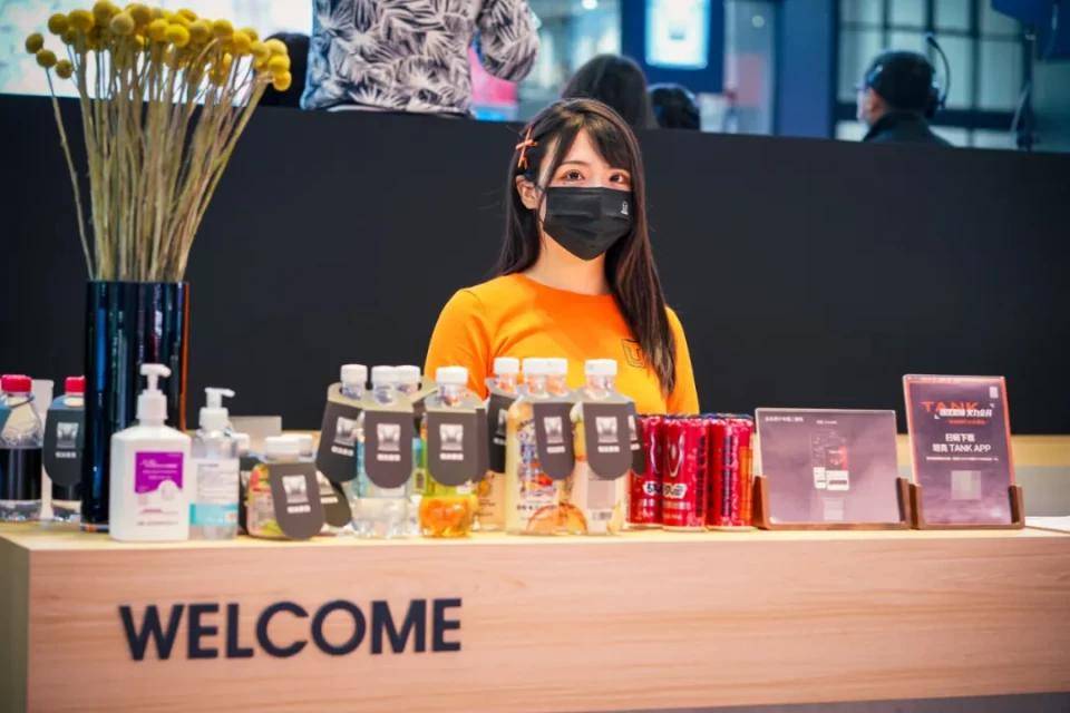 点击进入看图评论 图赏:上海车展上的车模小姐姐们(图4)