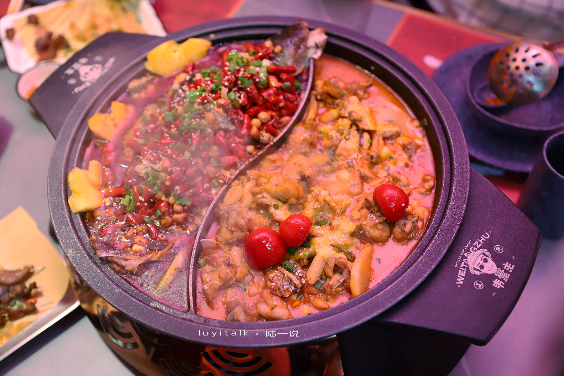 韦小宝玩国潮,新派鸳鸯烤鱼开到中华城,8人800元,年轻人爱疯了