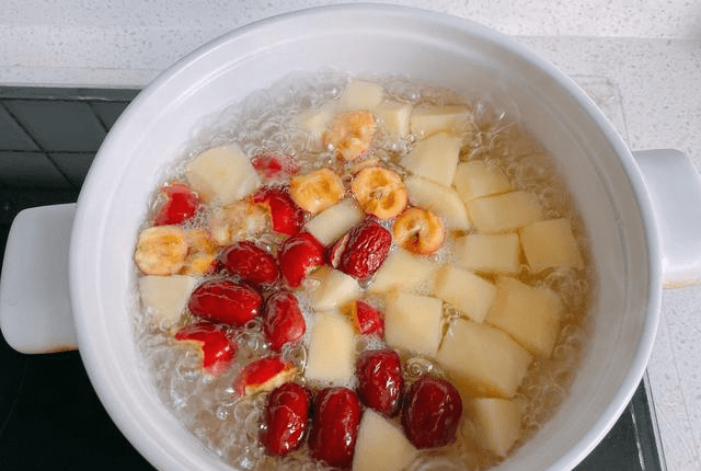 苹果和山楂是绝配,很多人不知道有什么用,春天隔几天要喝一次_红枣