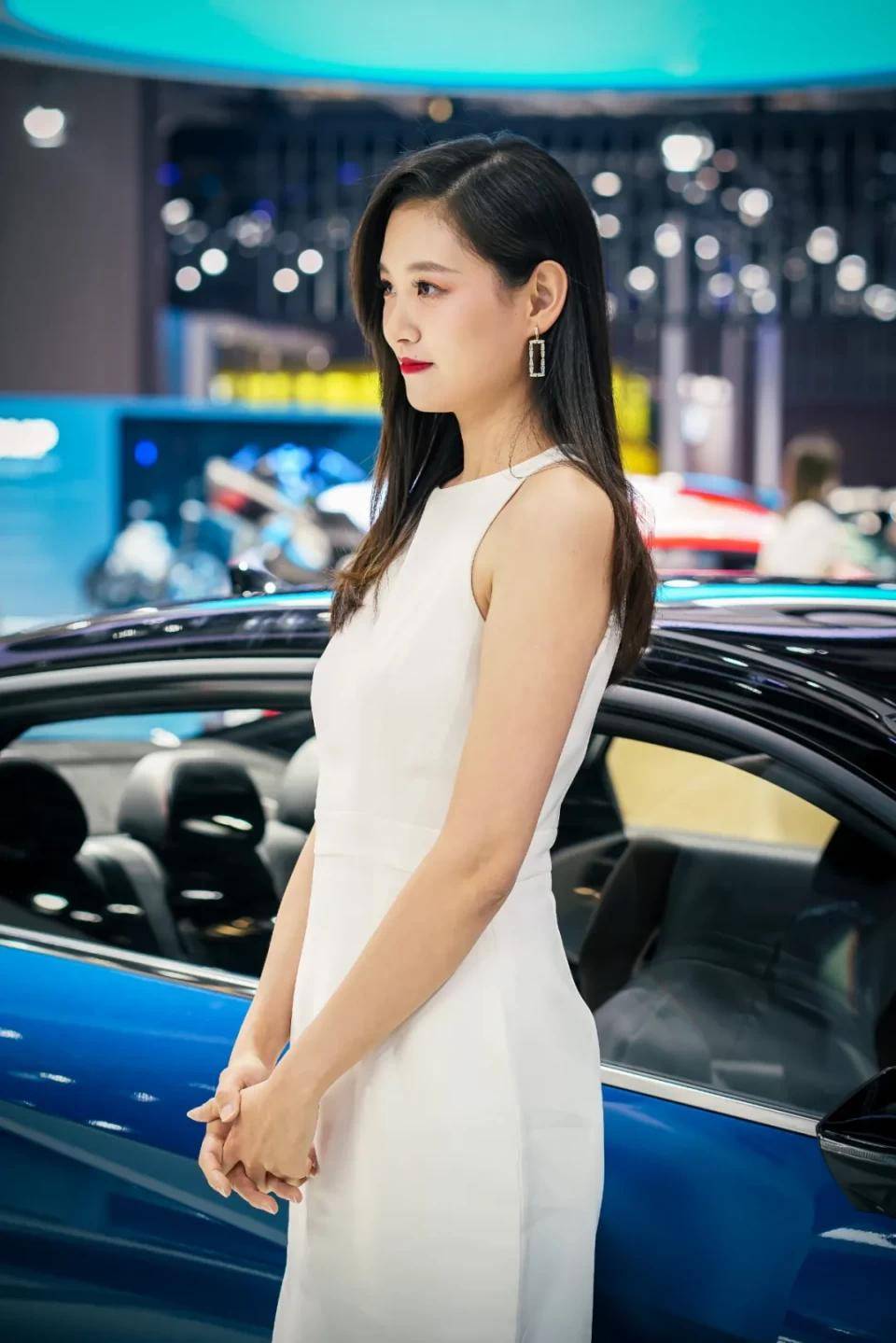 点击进入看图评论 图赏:上海车展上的车模小姐姐们(图34)