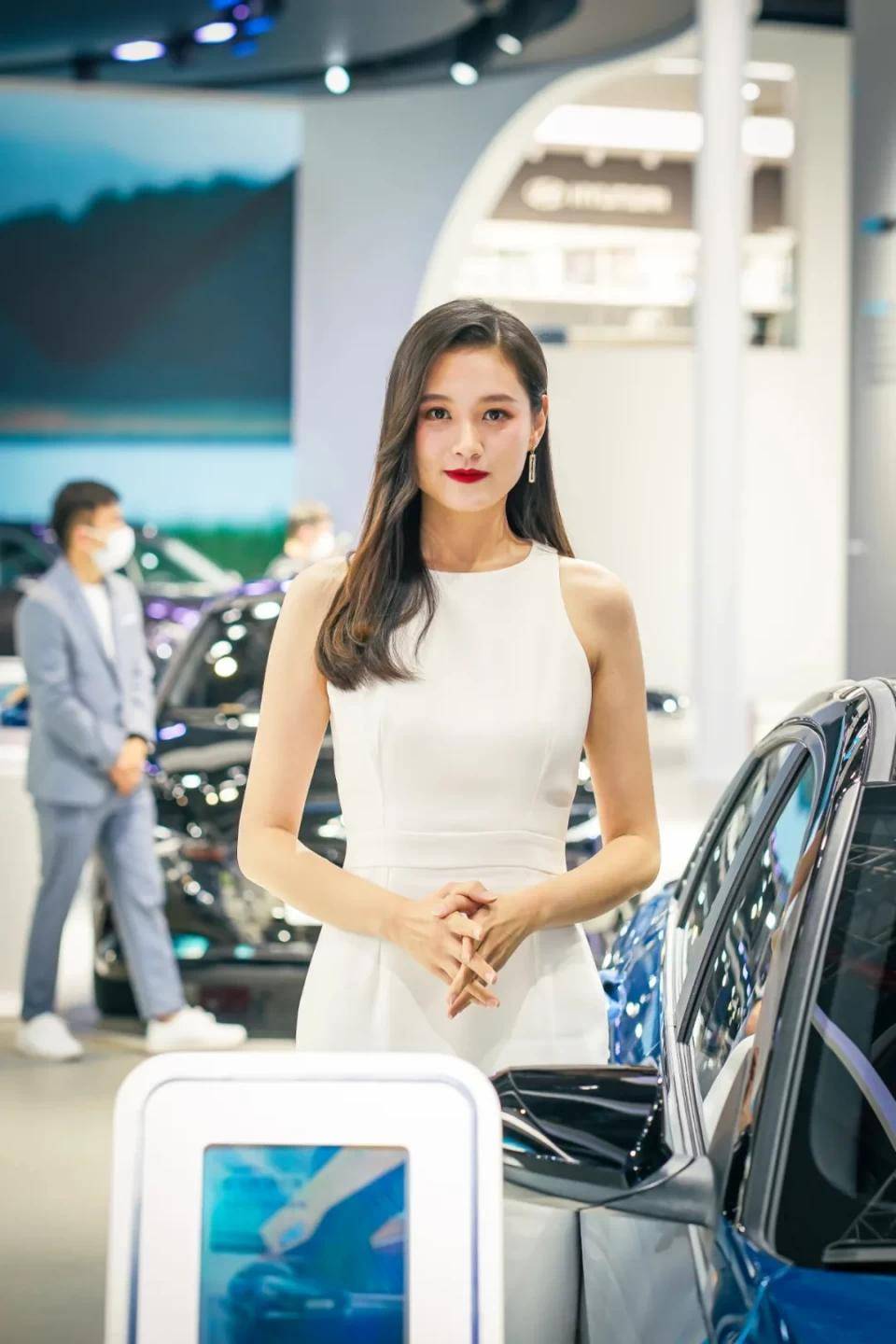 点击进入看图评论 图赏:上海车展上的车模小姐姐们(图32)