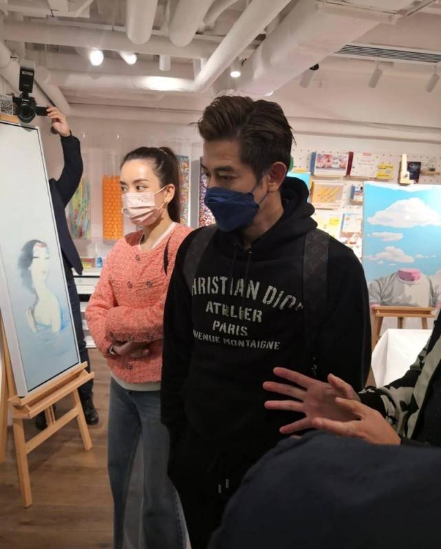 方媛深夜晒母女同框,单手抱娃妈妈力max