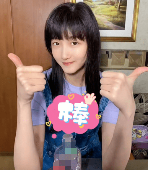 关晓彤齐刘海可爱减龄自曝拍戏怕牙齿塞东西自诩人间水蜜桃