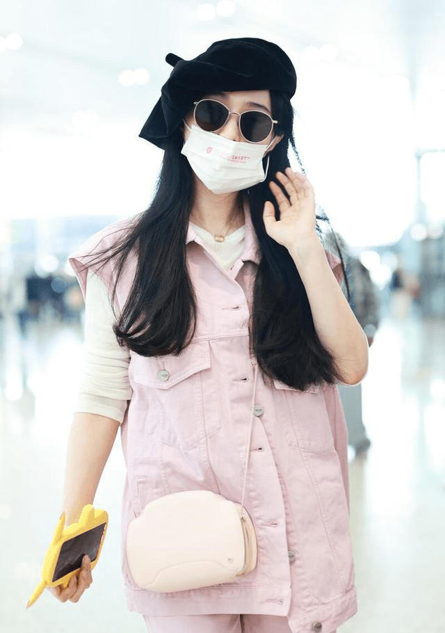 范冰冰太会穿了,粉色套装搭配贝雷帽,洋气减龄像个小姑娘