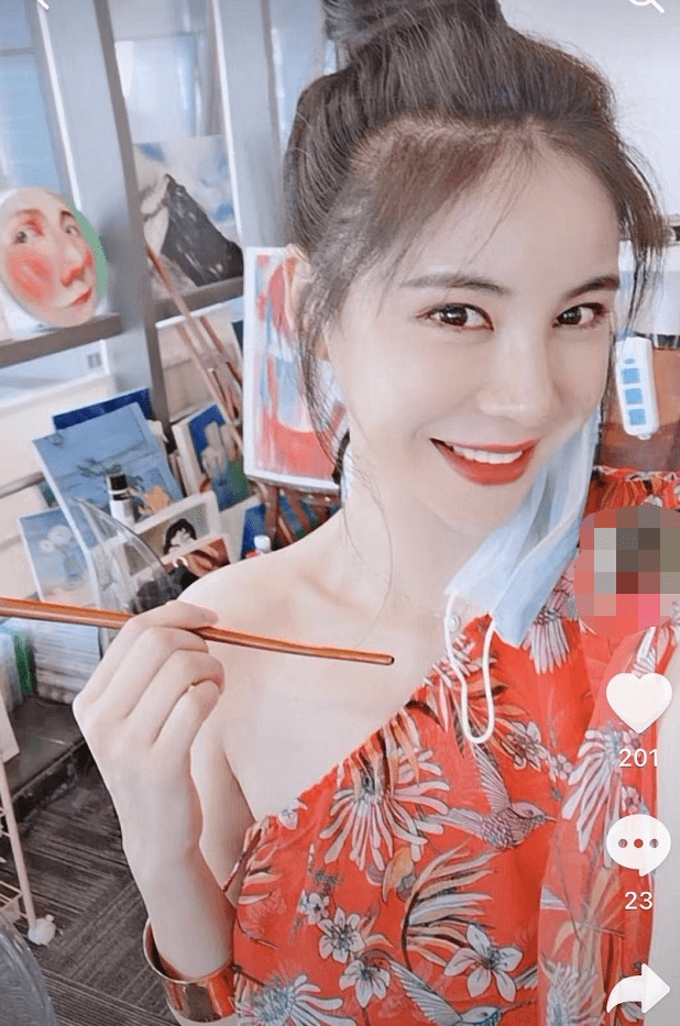 王宝强疑换新女友神秘美女晒两人合照疑向他告白网友官宣了