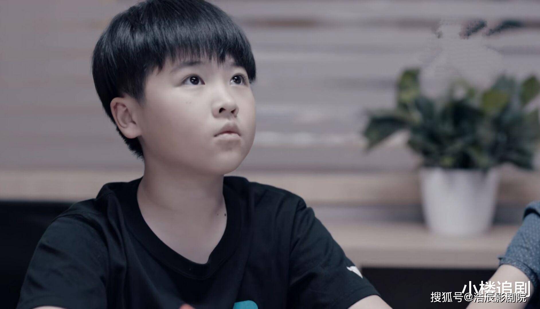 1,田雨岚责怪子悠时,子悠一直抠自身的手指头,手